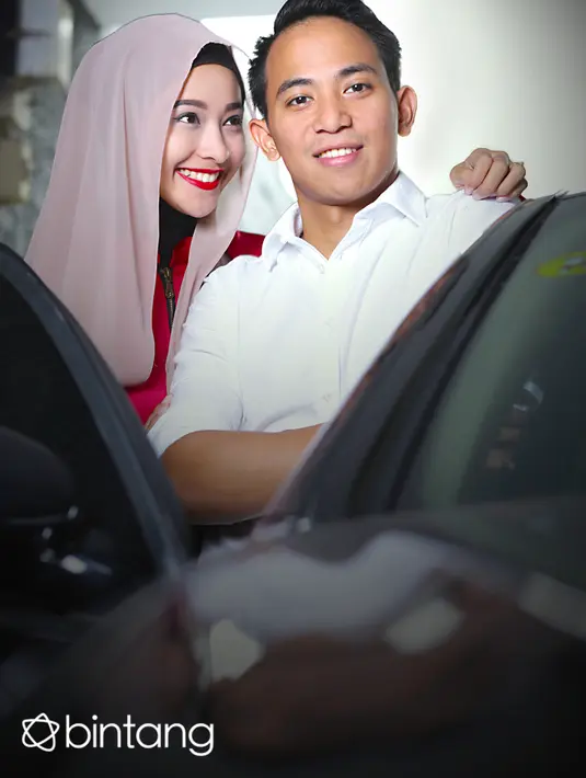 Hubungan yang selalu terbuka satu sama lain,saling menghargai,perhatian dan mendukung satu sama lain merupakan kunci kemesraan hubungan Poppy Bunga dan Muhammad Fattah Riphat. (Fathan Rangkuti/Bintang.com)