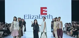 Melihat koleksi busana terbaru di Jakarta Fashion Week 2027 yang memadukan leather dan floral (dok. Elizabeth)