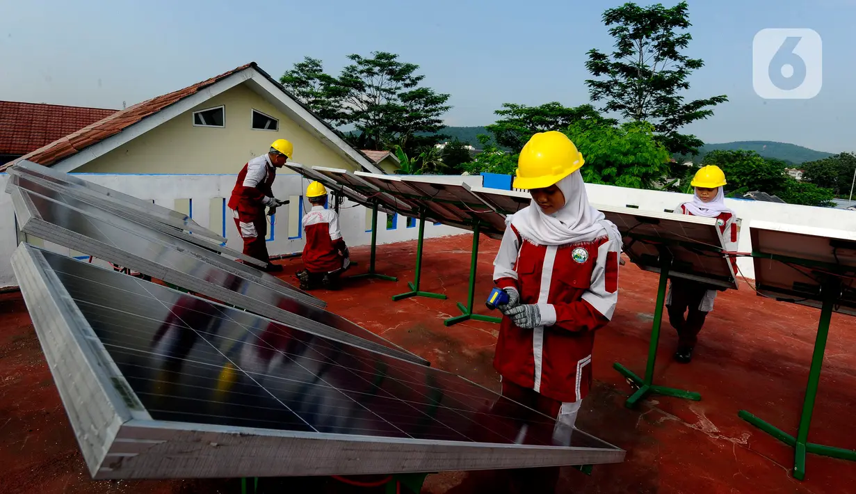 Siswa kompetensi keahlian Teknik Energi Surya Hidro dan Angin (TESHA) melakukan praktek perawatan solar panel di SMK Negeri 1 Kemang Bogor, Jawa Barat, Kamis (19/5/2022). Solar panel teserbut selain sebagai media pembelajaran siswa juga menghasilkan energi listrik yang digunakan untuk kebutuhan pasokan listrik di lab sekolah tersebut. (merdeka.com/Arie Basuki)