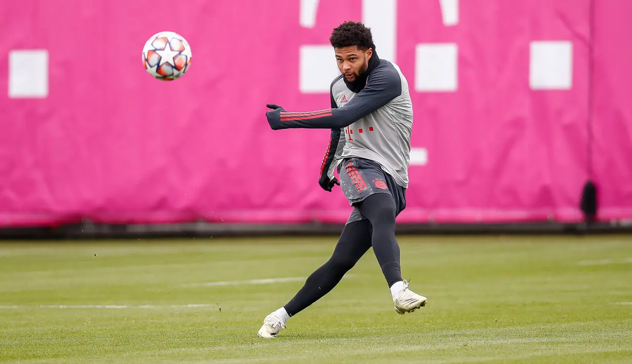 Gelandang Bayern Munchen, Serge Gnabry menendang bola saat mengikuti sesi latihan tim di Munich, Jerman selatan (24/11/2020). Munchen akan bertanding melawan Salzburg pada Grup A Liga Champions di Allianz Arena. (AFP/Marco Donato)