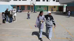 Lembaga Bantuan dan Pekerjaan Perserikatan Bangsa Bangsa untuk Pengungsi Palestina (UNRWA) memperingatkan bahwa pendidikan 800 siswa di Yerusalem Timur terancam karena perintah penutupan sekolah-sekolah mereka oleh Israel. (AHMAD GHARABLI/AFP)