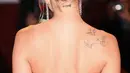 Yup, Dakota dan Chris kini milik tato yang sama di tubuh mereka. (GETTY IMAGES/DOMINIQUE CHARRIAU/Cosmopolitan)