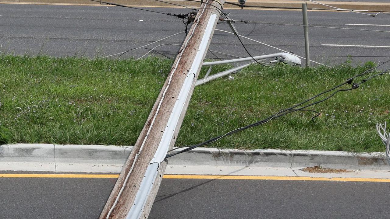 Kekuatan badai tersebut telah mematahkan tiang hingga melintang memblok jalan raya di Baltimore Blvd di Westminster, Maryland, AS.