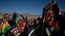 Suku Quechua bersiap mengikuti pawai ulang tahun tentara Bolivia ke-192 di Kjasina, Bolivia (7/8). Upacara militer ini digelar ditengah gurung yang jauh dari keramaian ibukota bolivia. (AP Photo/Juan Karita)