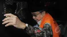 Mantan Sekjen Kementerian ESDM, Waryono Karno memenuhi panggilan KPK, Jakarta, Jumat (13/2/2015). Waryono Karyo menjadi tersangka kasus dugaan suap proyek-proyek di Kementerian ESDM.(Liputan6.com/Herman Zakharia)