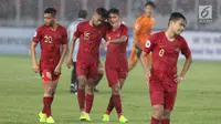 Pemain Timnas Indonesia U-19 tertunduk usai kalah melawan Jepang U-19 pada perempat final Piala AFC U-19 2018 di Stadion GBK, Jakarta, Minggu (28/10). Indonesia kalah 0-2. (Liputan6.com/Helmi Fithriansyah)