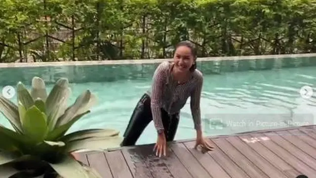 6 Momen Bridal Shower Kalina Ocktaranny, Diceburkan ke Kolam