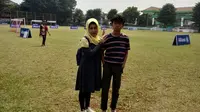 Zaki Rasyad Fadilah bersama ibunya berangkat dari dini hari dari Bandung dan menembus kemacetan demi mengikuti seleksi Allianz Explorer Camp 2019. (Bola.com/Zulfirdaus Harahap)