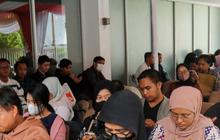 FOTO: Hari Terakhir, Warga yang Pindah Memilih Mengantre Panjang di Kantor KPU Jakarta Selatan