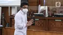 Ferdy Sambo membawa buku hitam sebelum dimulainya sidang lanjutan kasus pembunuhan berencana terhadap Brigadir Nopriansyah Yosua Hutabarat di Pengadilan Negeri Jakarta Selatan, Jakarta, Selasa (17/1/2023). Ferdy Sambo tampak mengenakan kemeja putih. Saat persidangan dimulai, rompi tahanan dan borgol Sambo terlihat dilepas.  (Liputan6.com/Johan Tallo)