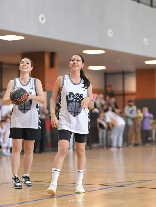 Tak sedikit dafi metizen menyebutnya awet muda hingga disebut seperti anak SMA. [Instagram/nsyakieb85]