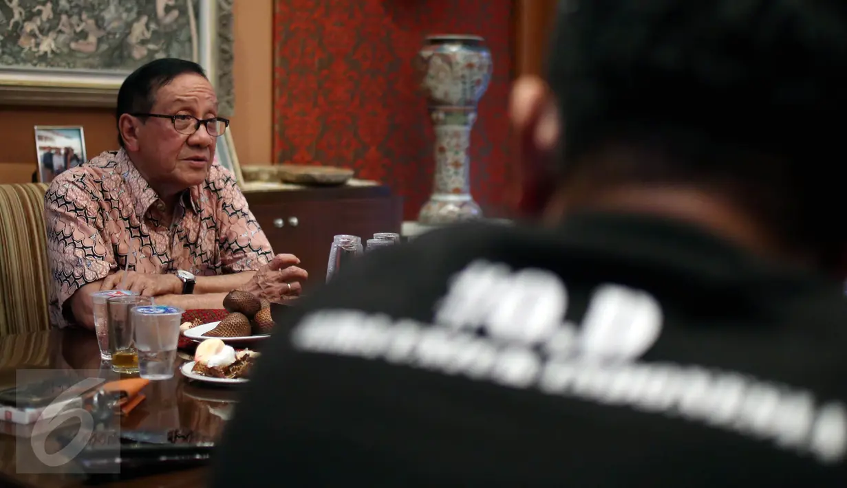 Akbar Tandjung saat menerima kader muda Partai Golkar dan sejumlah aktivis, Jakarta, Kamis (11/5). Akbar mendukung petisi dukungan untuk KPK sebagai bentuk perlawan hak angket DPR. (Liputan6.com/Johan Tallo)