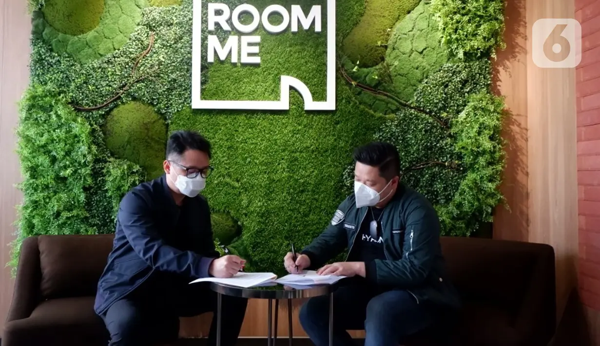 CEO RoomMe Glen Ramersan (kiri) dan CEO Hypernet  Sudianto Oei (kanan) menandatangani perjanjian kemitraan antara Hypernet dan RoomMe di Jakarta (29/7/2021). Operator kost virtual di Indonesia, RoomMe menjalin kerjasama dengan Hypernet menghadirkan fitur RoomMe Always On. (Liputan6.com/HO/Ast)