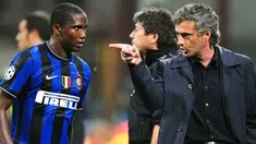 Pelatih Inter Milan, Jose Mourinho (kanan) memberi instruksi kepada strikernya asal Kamerun, Samuel Eto'o di laga penyisihan grup Liga Champions melawan Barcelona di San Siro, 16 September 2009. AFP PHOTO / Christophe Simon 