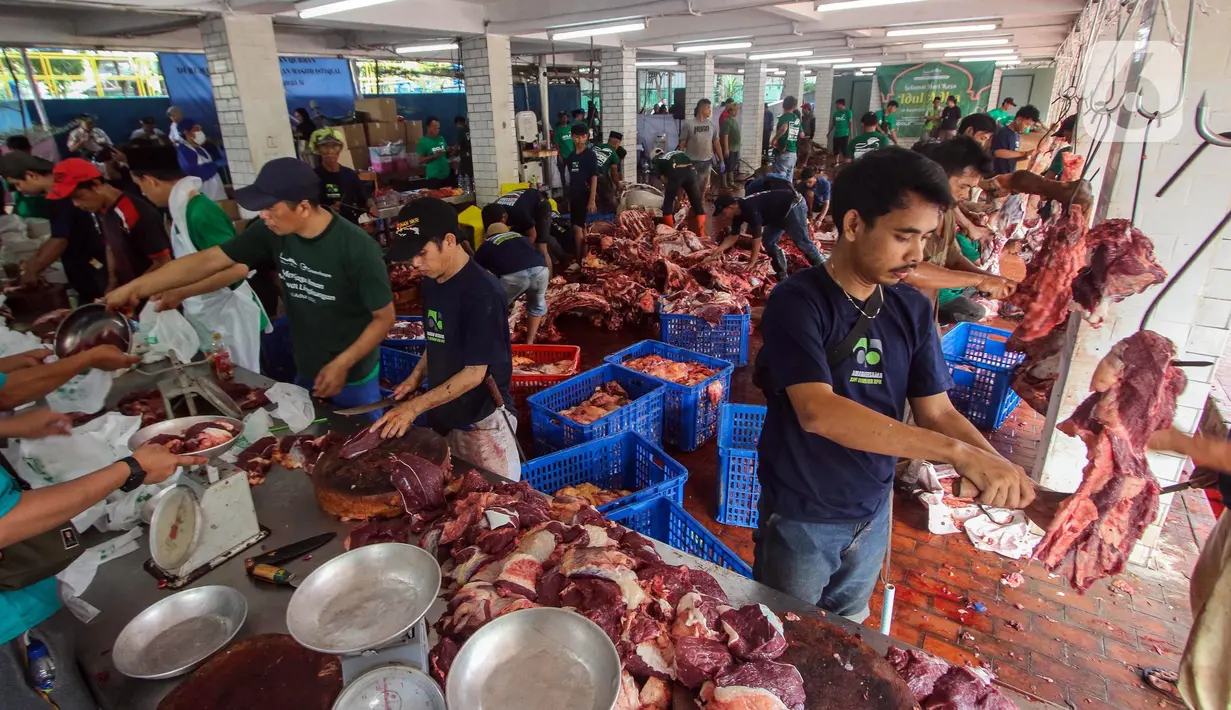 Petugas memotong daging hewan kurban untuk didistribusikan di Masjid Istiqlal, Jakarta, Sabtu (7/6/2025). (Liputan6.com/Angga Yuniar)