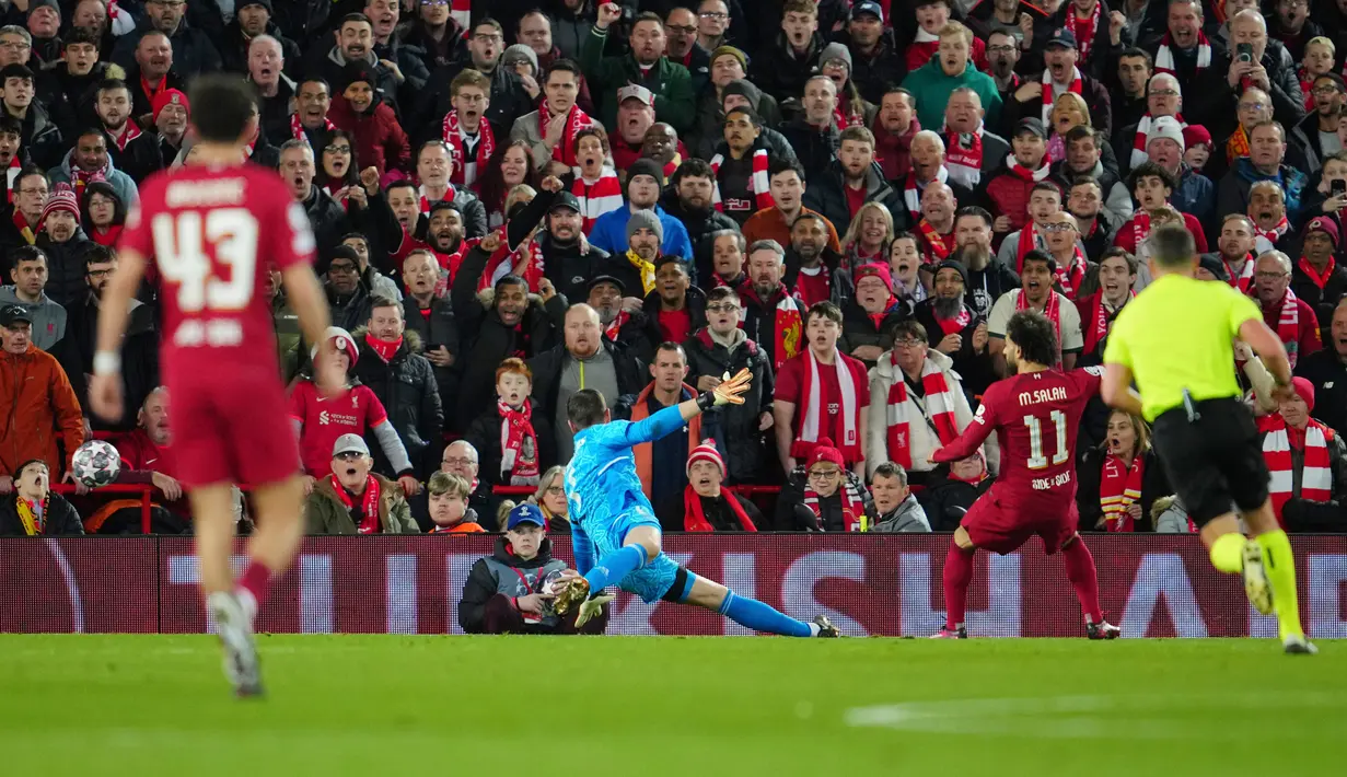 Pemain Liverpool Mohamed Salah (kanan) mencetak gol ke gawang Real Madrid pada pertandingan sepak bola leg pertama babak 16 besar Liga Champions di Stadion Anfield, Liverpool, Inggris, 21 Februari 2023. Real Madrid mengalahkan Liverpool dengan skor 5-2. (AP Photo/Jon Super)