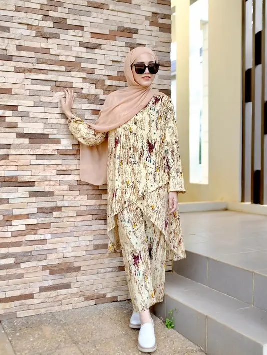 Di beberapa unggahannya, wanita 32 tahun ini memang cukup sering memakai kacamata hitam. Ketika sedang bersantai atau hangout, Adelia Pasha pun memilih tampil menawan dengan memakai kacamata hitam. (Liputan6.com/IG/@princessyahrini)