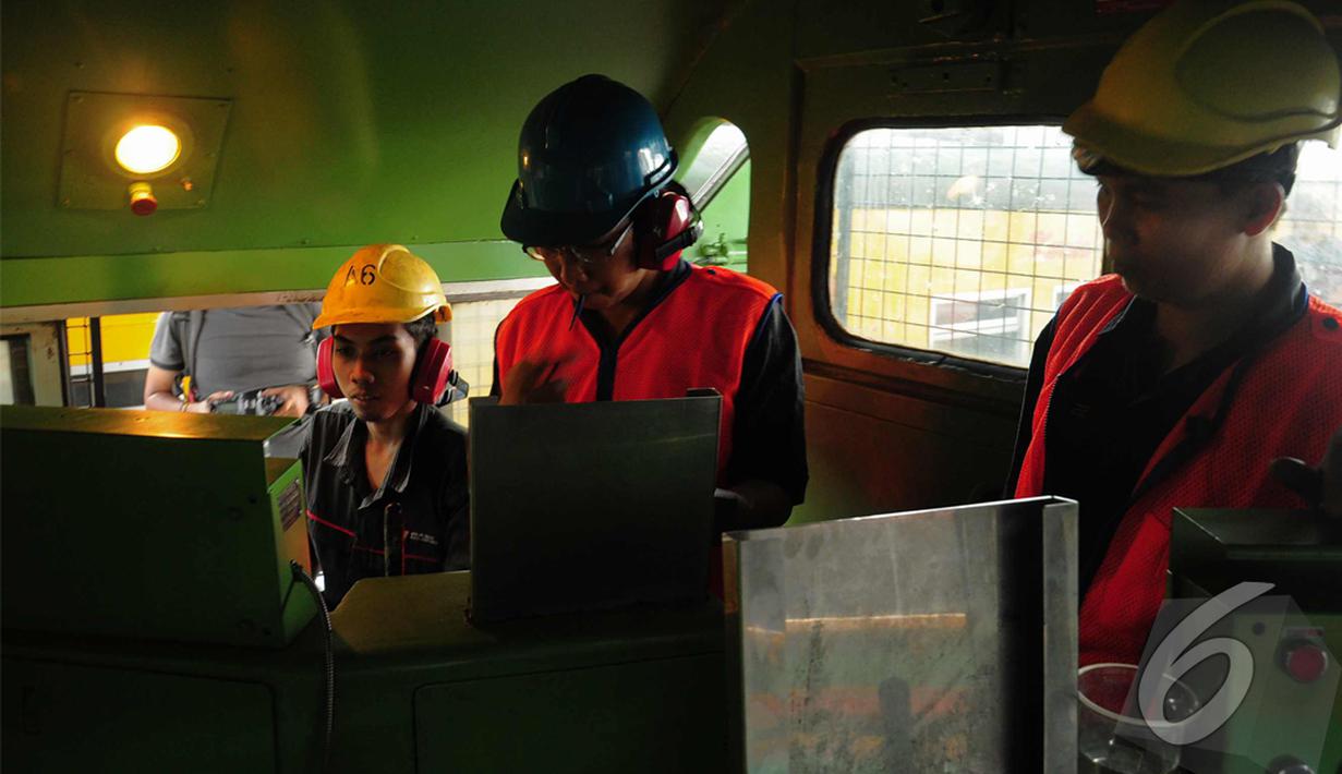 Beberapa petugas terus mengintensifkan perawatan rel kereta api, khususnya menangani geometri rel atau kerataan rel, Jakarta, Jumat (11/7/2014) (Liputan6.com/Faizal Fanani)