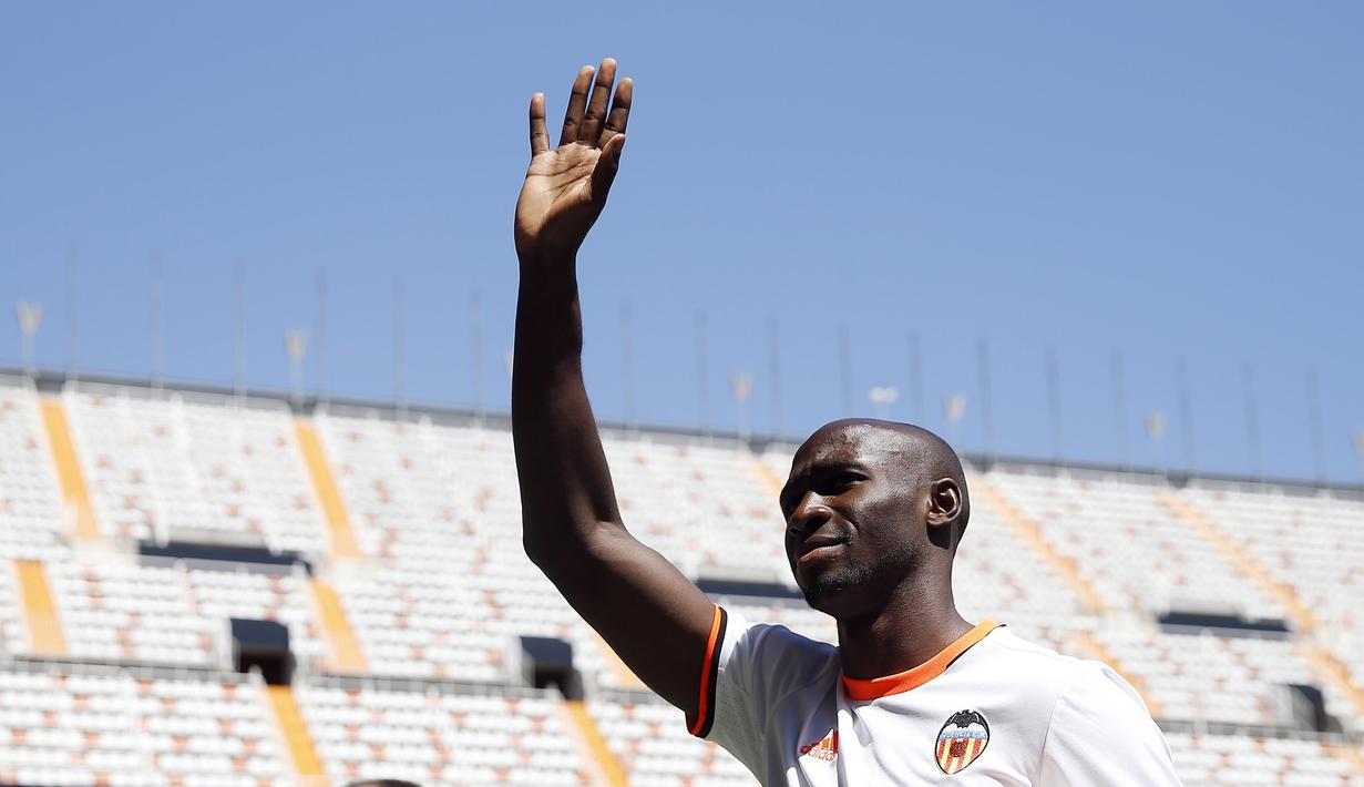 Untuk kategori pemain belakang terbaik pemain Valencia asal Prancis, Eliaquim Mangala mendapat satu tempat dari tiga posisi yang tersedia pada Starting XI pekan ke-19 La Liga Spanyol. (EPA/Kai Foersterling)