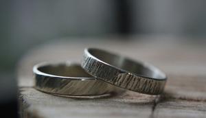 Cincin Emas Putih. (Unsplash - Rodri Caruso)