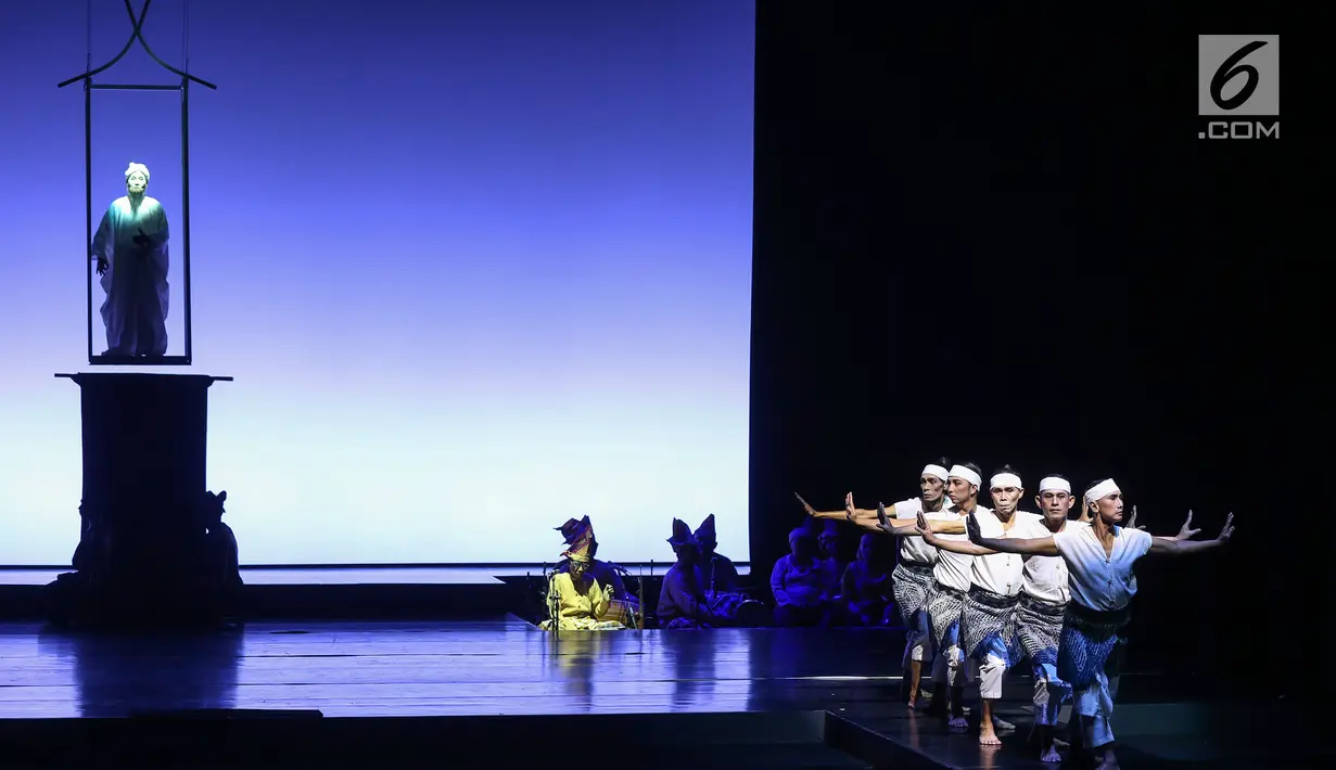 Sejumlah pemain mempersembahkan pertunjukan teater I LA GALIGO di Ciputra Artpreneur Theater, Jakarta, Rabu (3/6/2019). Sebanyak 70 instrumen musik, mulai dari instrumen tradisional Sulawesi, Jawa, dan Bali dimainkan 12 musisi. (Liputan6.com/Fery Pradolo)