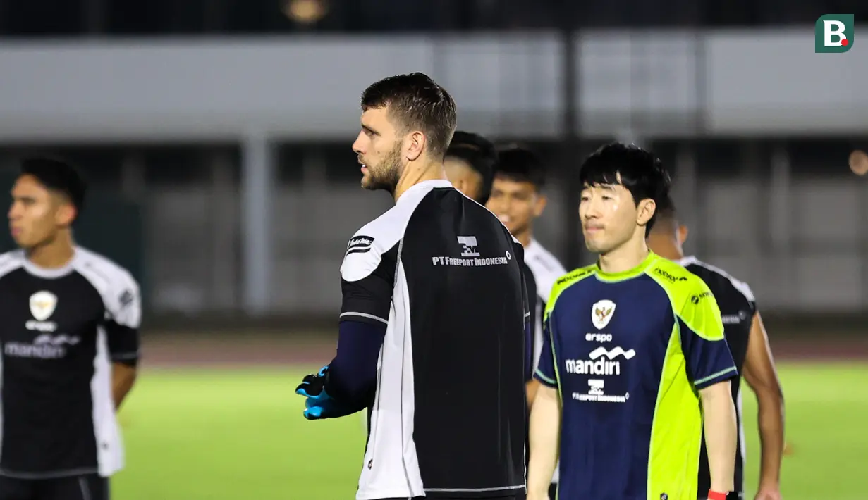 Timnas Indonesia menggelar sesi latihan di Stadion Madya, Senayan, Jakarta, Minggu (8/9/2024) jelang menjamu Australia pada matchday kedua Grup C putaran ketiga kualifikasi Piala Dunia 2026 zona Asia yang akan berlangsung selasa, 10 September 2024. Sesi latihan yang dipimpin langusng pelatih kepala Shin Tae-yong dan dijaga ketat pihak keamanan diikuti oleh seluruh anggota skuad Garuda, termasuk Maarten Paes, kiper yang tampil gemilang saat menahan imbang 1-1 Arab Saudi. (Bola.com/Abdul Aziz)