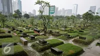 Suku Dinas Pertamanan dan Pemakaman Jakarta Pusat akan buat ratusan lubang biopori di Tempat Pemakaman Umum (TPU) Karet Bivak, Jakarta, Rabu (13/7). Pembuatan lubang biopori bertujuan agar TPU makam tidak tergenang saat hujan. (Liputan6.com/Yoppy Renato)