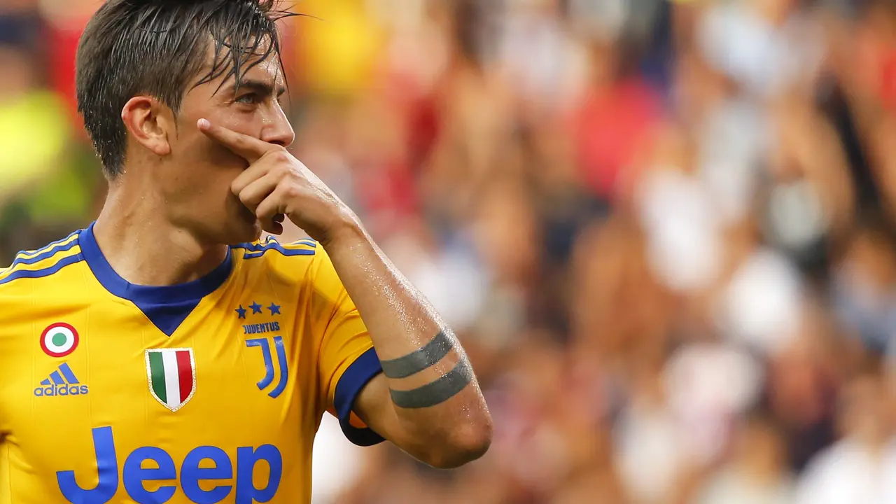 Barcelona berkesempatan merekrut penyerang Juventus, Paulo Dybala, musim panas lalu. (AFP/Marco Bertorello)