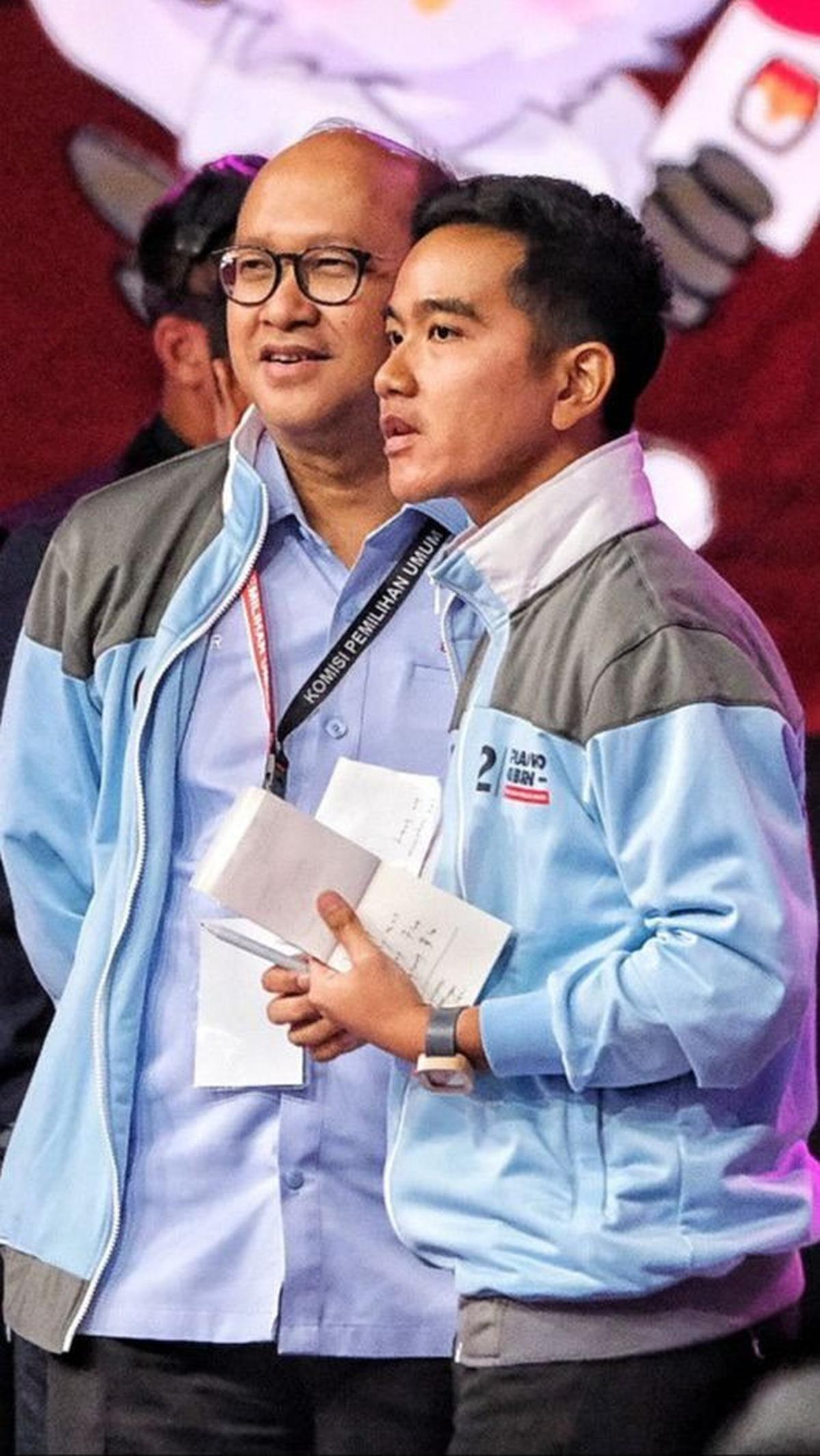 Kemudian terlihat sosok pengusaha Rosan Perkasa Roeslani bersama mereka. <br>