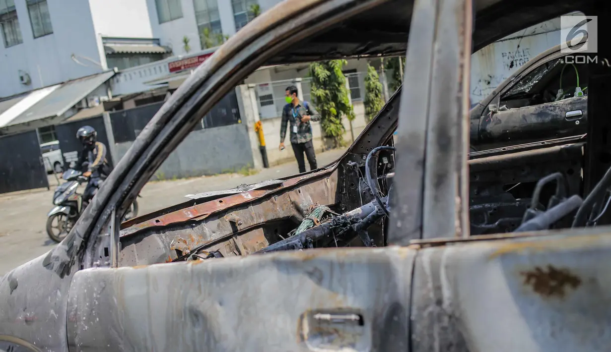 Kondisi mobil yang dibakar dan dirusak massa pasca bentrok pengunjuk rasa dan polisi di Polsek Tanah Abang, Jakarta, Selasa (1/10/2019). Kapolsek Metro Tanah Abang AKBP Lukman Cahyono membenarkan terkait insiden pembakaran mobil tersebut. (Liputan6.com/Faizal Fanani)