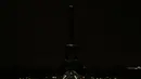 Gambar pada 29 Oktober 2018, landmark kota Paris Menara Eiffel saat lampu dimatikan untuk menghormati para korban serangan di sinagog, tempat peribadatan pemeluk Yahudi, di Pittsburgh. Dalam serangan itu, sedikitnya 11 orang tewas. Zakaria ABDELKAFI/AFP)