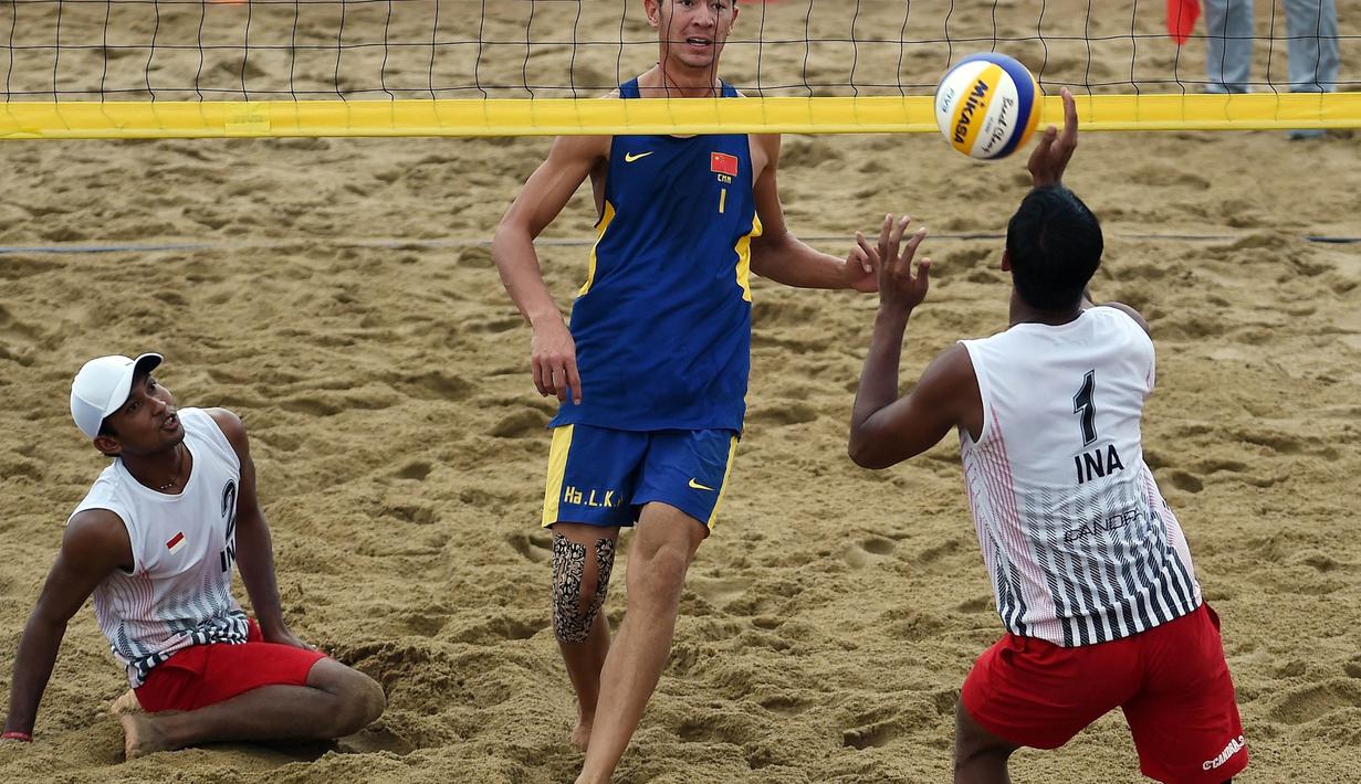 8. Koko Prasetyo Darkuncoro (Voli Pantai Putra) Meraih medali perak Asian Games 2002. (AFP/Prakash Singh)