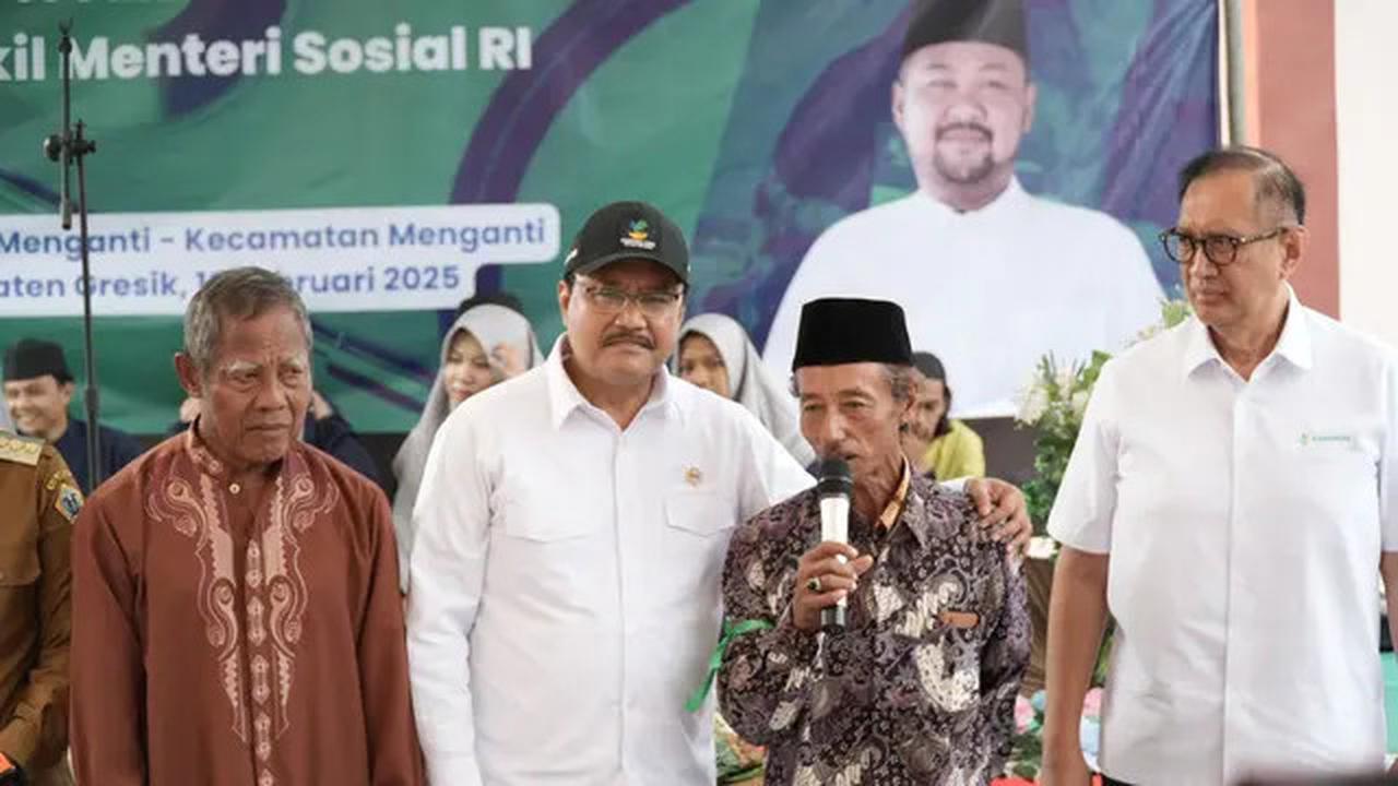 Gus Ipul Bagikan CKG Kado Ulang Tahun dari Prabowo untuk Puluhan Lansia di Gresik