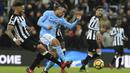 Pemain Newcastle United, Jamaal Lascelles (kiri) berebut bola dengan pemain Manchester City, Gabriel Jesus (kanan) pada lanjutan Premier League di St James' Park, Newcastle-upon-Tyne, (27/12/2017). Manchester City menang 1-0. (AFP/Lindsey Parnaby)