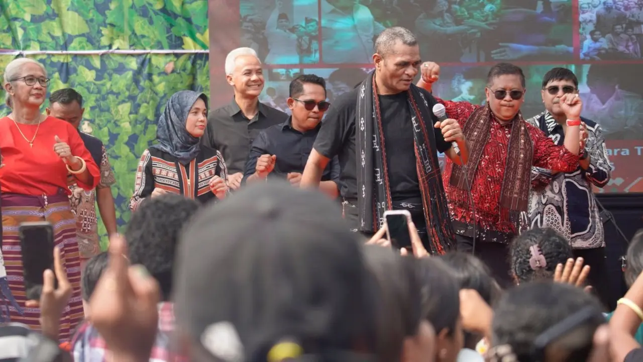 Perayaan Puncak Natal dan Tahun Baru PDI Perjuangan (PDIP) di Flores Timur, Nusa Tenggara Timur (NTT) menyajikan sejumlah pertunjukkan kesenian