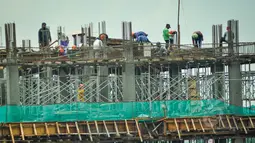 Sejumlah pekerja membuat rangka beton gedung di kawasan Jalan Kramat Raya Jakarta, Kamis (26/3/2015). Menaker Hanif Dhakiri mengatakan masyarakat harus aktif mewujudkan Indonesia Berbudaya Keselamatan dan Kesehatan Kerja (K3). (Liputan6.com/Faizal Fanani)