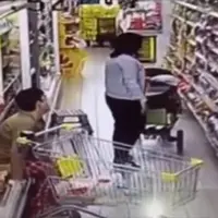 Seorang perempuan yang terlihat sudah ibu-ibu buang air besar di rak makanan pada sebuah supermarket.
