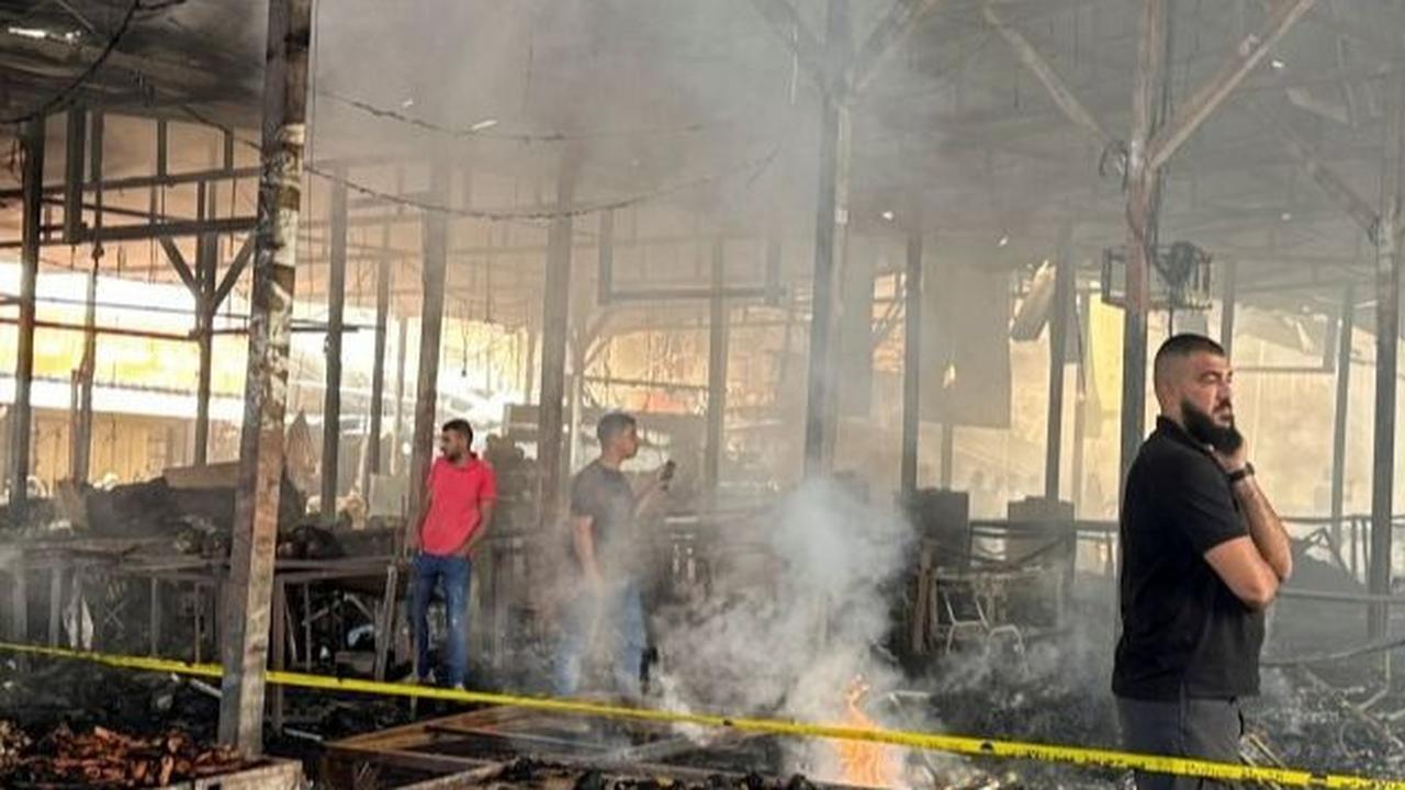 Sebuah pasar tradisional yang menjual buah dan sayur-mayur di Kota Ramallah terbakar habis. Foto: REUTERS / Ali Sawafta<br>