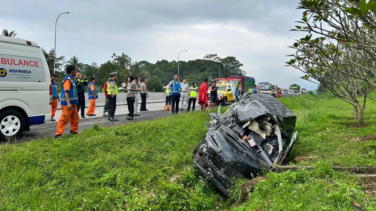 Kecelakaan Maut Tol Semarang Solo, Travel Hiace Ringsek Tabrak Truk Tewaskan Dua Orang di Tempat