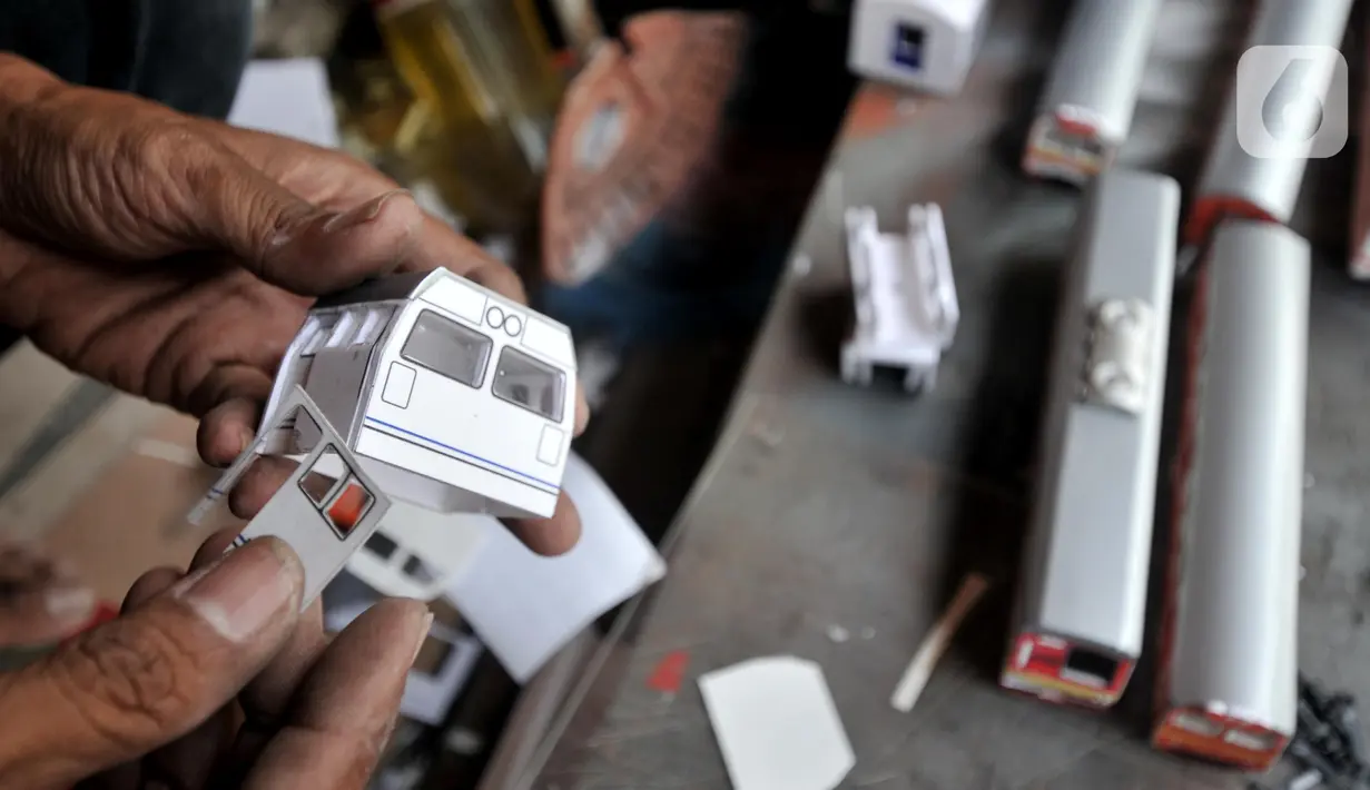 Iskandar (52) menyelesaikan pembuatan miniatur kereta api di kawasan Manggarai, Jakarta, Kamis (21/11/2019). Untuk pembuatan, dalam sehari Iskandar mampu menghasilkan 5 gerbong miniatur kereta dengan dibantu satu pegawai. (merdeka.com/Iqbal S. Nugroho)