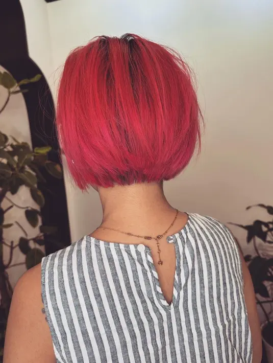 "Terkadang perubahan itu bagus. Yang seperti ini," tulisnya dalam keterangan foto dengan menggunakan bahasa Inggris. [Instagram/joannaalexandra]