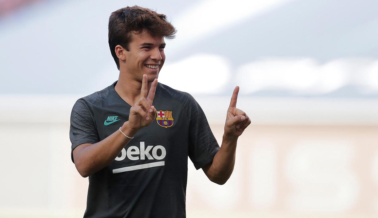 Riqui Puig. Gelandang tengah Barcelona berusia 22 tahun ini memiliki gaji per pekan sebesar 25 ribu pounds. Telah 4 musim memperkuat Barca, ia kesulitan mendapat jam terbang hingga musim ini. Jose Mourinho dikabarkan berminat mendatangkannya ke AS Roma pada Januari 2022. (AFP/Pool/Manu Fernandez)