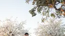 Untuk menyempurnakan penampilannya, Jennifer mengenakan veil panjang beraksen lace floral yang membingkai wajahnya dengan lembut. Detail renda pada tepian veil berpadu harmonis dengan motif lace pada gaun, menciptakan tampilan bridal yang elegan dan timeless. [@jennifercoppenreal20].