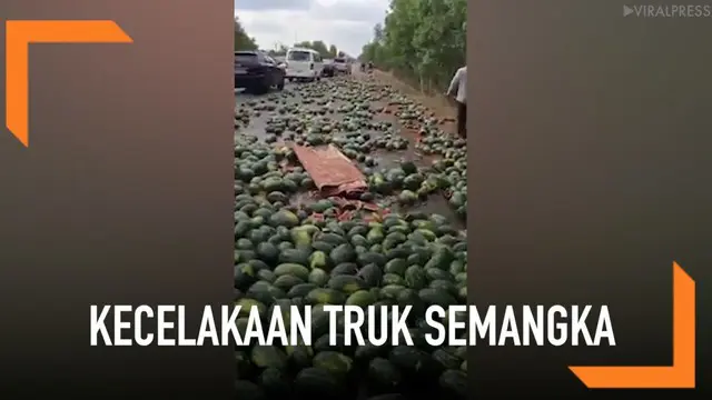 Sebuah truk mengalami kecelakaan di Phnom Penh, Kamboja. Akibatnya ratusan semangka di dalam truk berserakan di jalan.