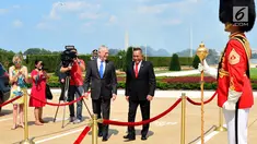 Menhan RI Ryamizard Ryacudu berbincang dengan Menhan AS James N. Mattis saat kunjungan kehormatan dan pertemuan bilateral Indonesia-AS di markas besar Angkatan Bersenjata AS, Pentagon Washington D.C, (29/8). (Liputan6.com/HO/Juli Syawaludin/Kemhan)