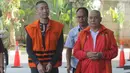 Dua tersangka, Sendy Perico (kiri) dan Adhi Purnomo tiba untuk pemeriksaan di Gedung KPK, Selasa (13/8/2019). Sendy Perico diperiksa sebagai tersangka kasus dugaan suap jaksa Kejati DKI, sedangkan Adhi Purnomo dalam kasus dugaan suap dana hibah Kemenpora kepada KONI. (merdeka.com/Dwi Narwoko)
