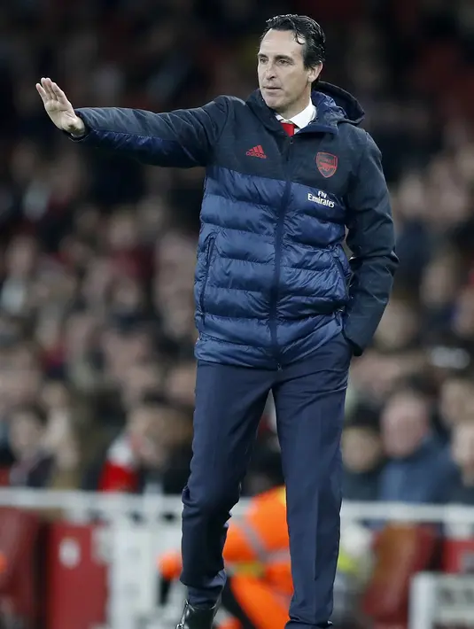 Pelatih Arsenal, Unai Emery menginstruksikan pemainnya saat bertanding melawan Vitoria de Guimaraes pada pertandingan lanjutan Grup F Liga Europa di Stadion Emirates, London (24/10/2019). Arsenal menang tipis atas Vitoria dengan skor 3-2. (AP Photo/Alastair Grant)