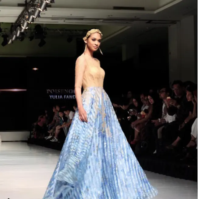 Koleksi night gown yang cantik dengan garis rancangan feminin dan modern. (appmidki/instagram)