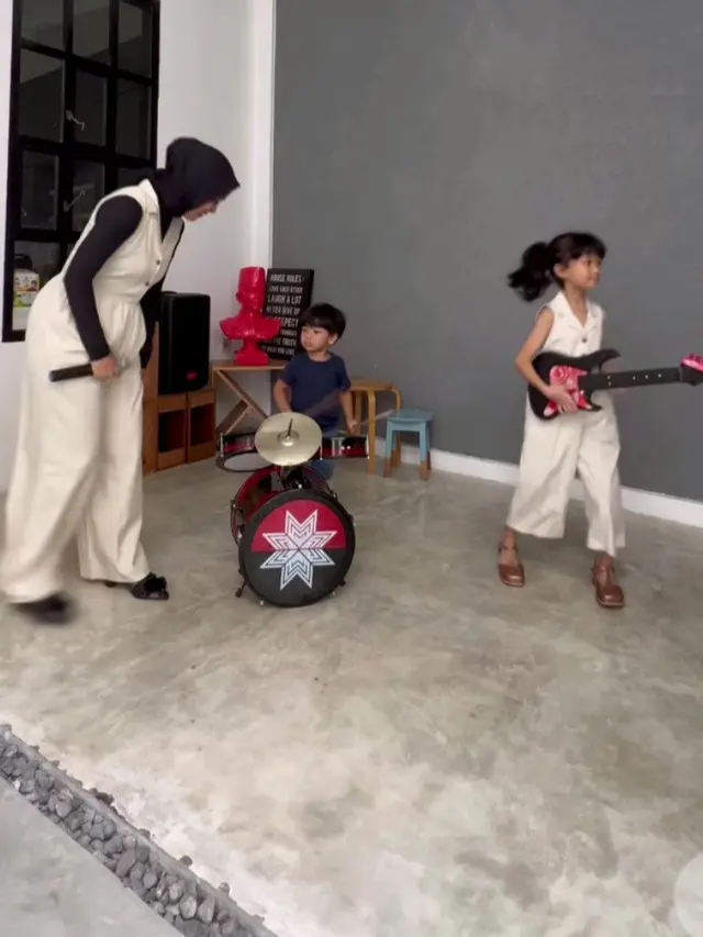 Anak Tantri Kotak Bergaya Band Rock