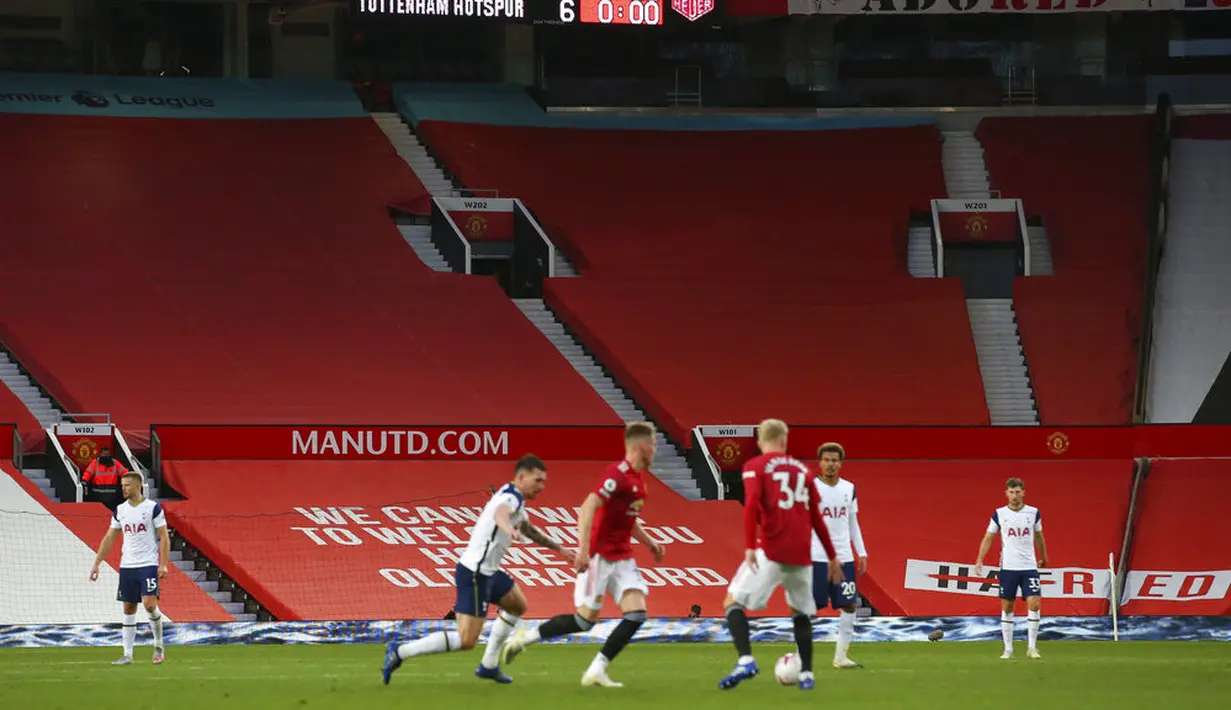 Suasana pertandingan Tottenham Hotspur melawan Manchester United pada pertandingan Liga Premier Inggris di Old Trafford, Manchester, Inggris, Minggu (4/10/2020). Tottenham Hotspur mengalahkan Manchester United 6-1. (Alex Livesey/Pool via AP)